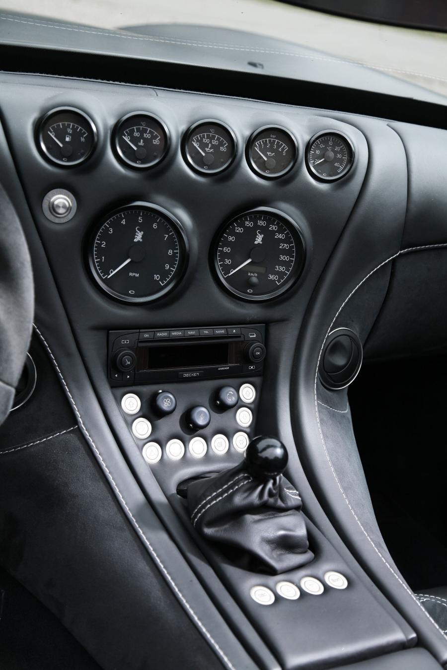 Детали интерьера Wiesmann Roadster MF5 Black Bat by dAHLer 2011 года  (фото 13 из 19)
